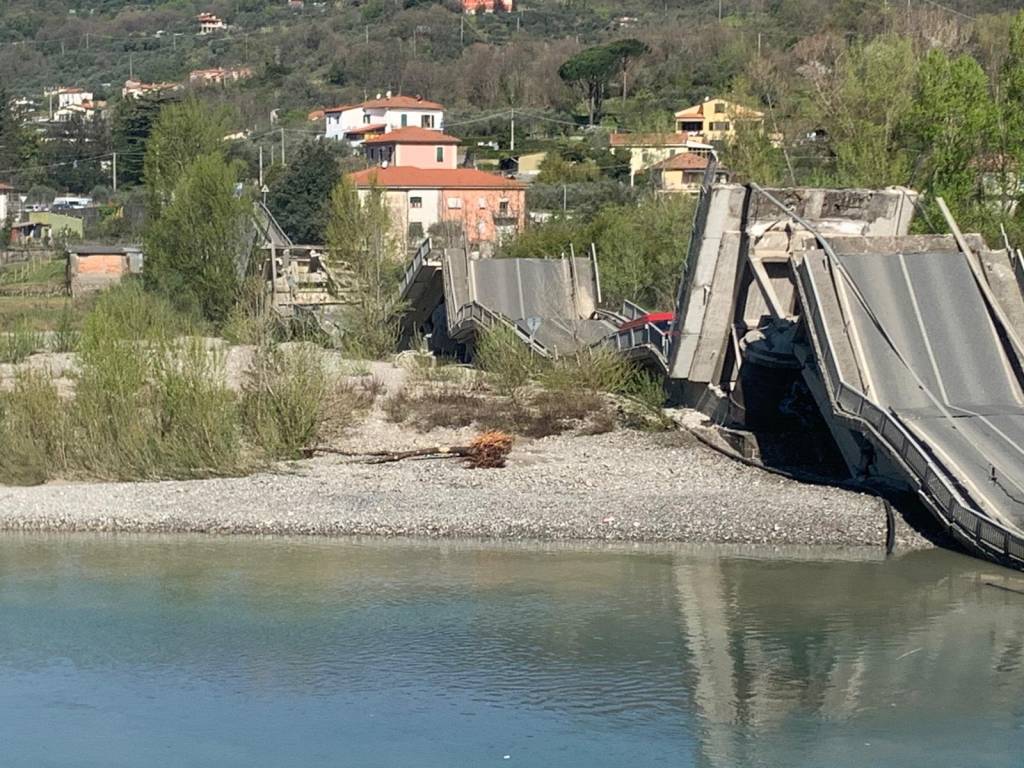 crollo ponte liguria toscana sul Magra