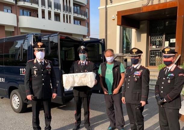 Carabinieri distribuiscono aiuti alimentari - Spitz