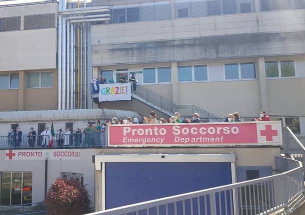 I vigili del fuoco e le forze dell'ordine omaggiano medici e infermieri dell'ospedale di Rho