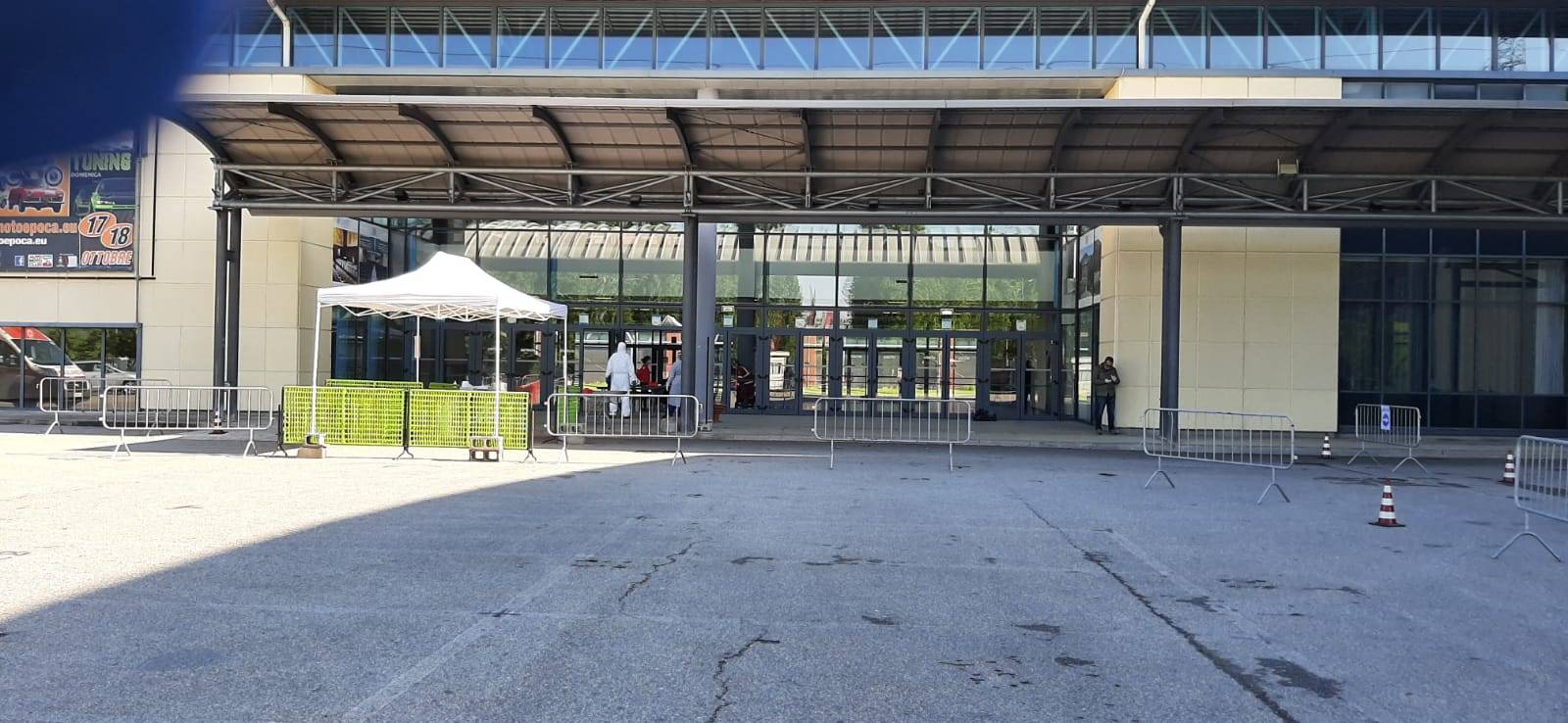 Il "drive-in" dei tamponi a Malpensa Fiere