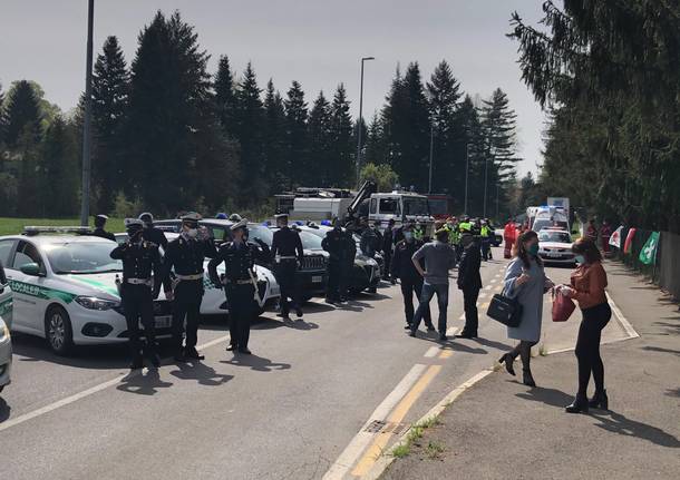 Applausi e commozione per l’omaggio in strada ai due ospedali di Tradate