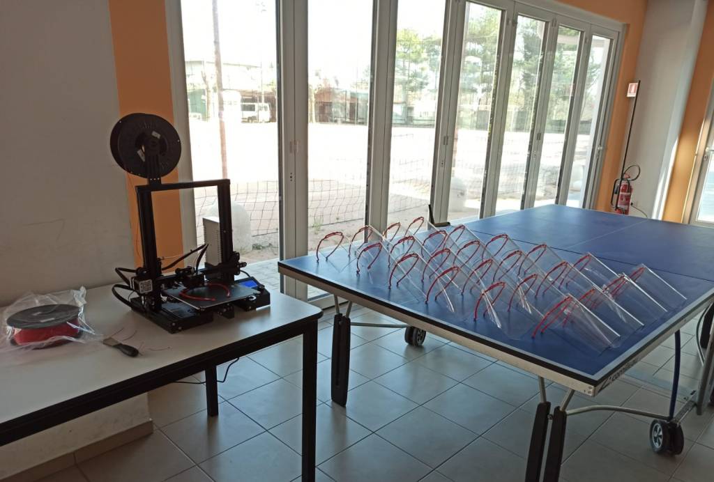 In comune a Malnate si preparano e donano Visiere protettive