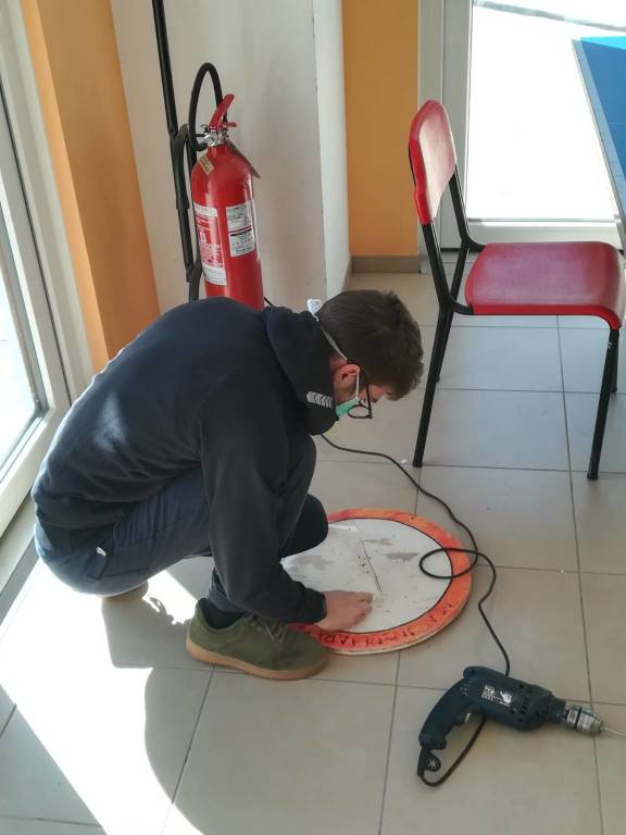 In comune a Malnate si preparano e donano Visiere protettive