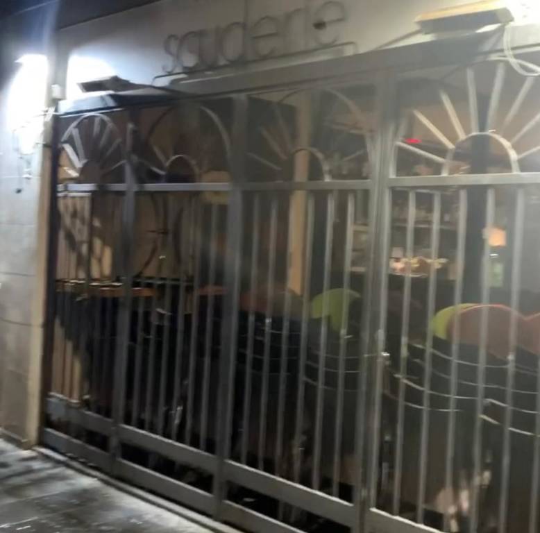 insegne accese bar ristoranti protesta