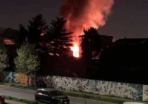 L’incendio a Caronno Pertusella