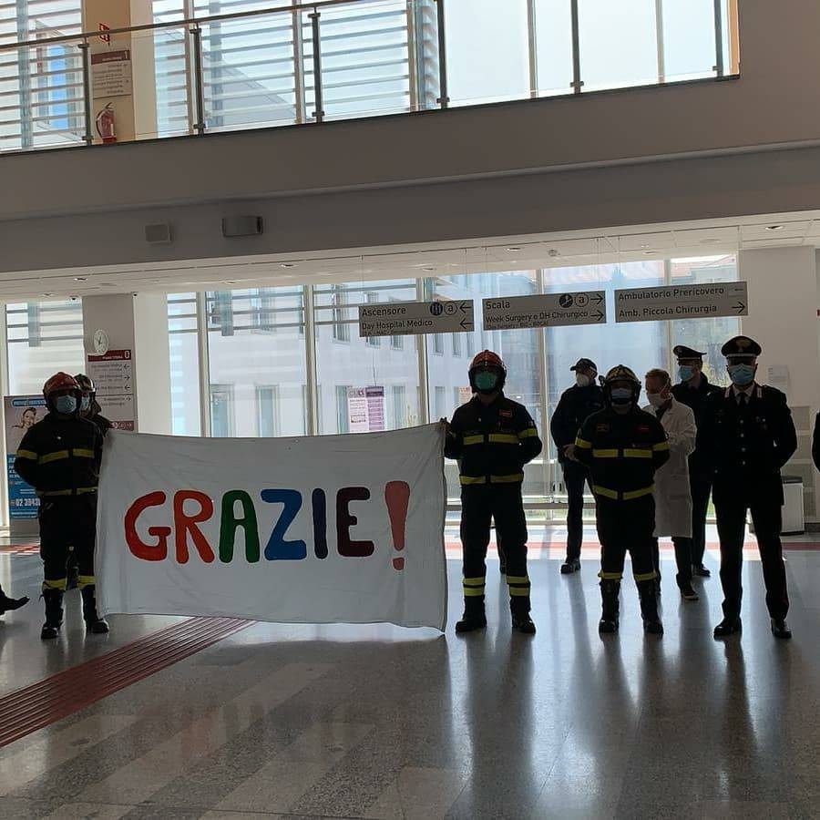 L'omaggio di Garbagnate Milanese al suo ospedale e al personale sanitario