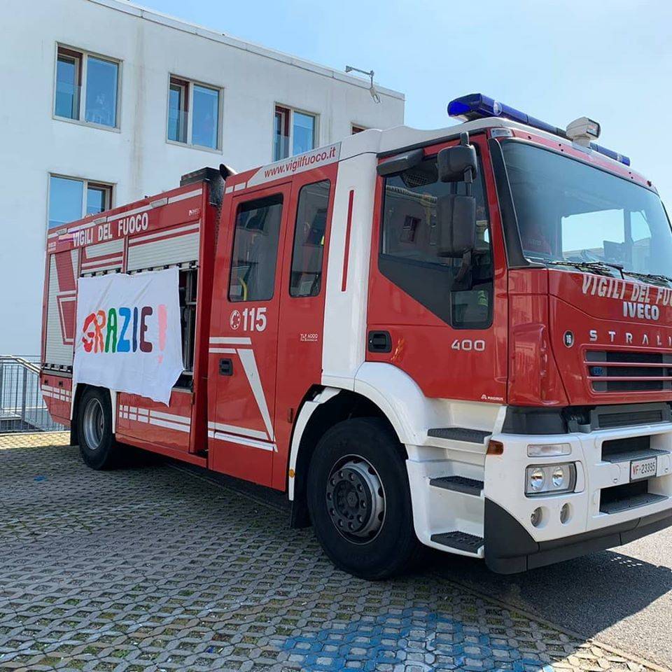 L'omaggio di Garbagnate Milanese al suo ospedale e al personale sanitario