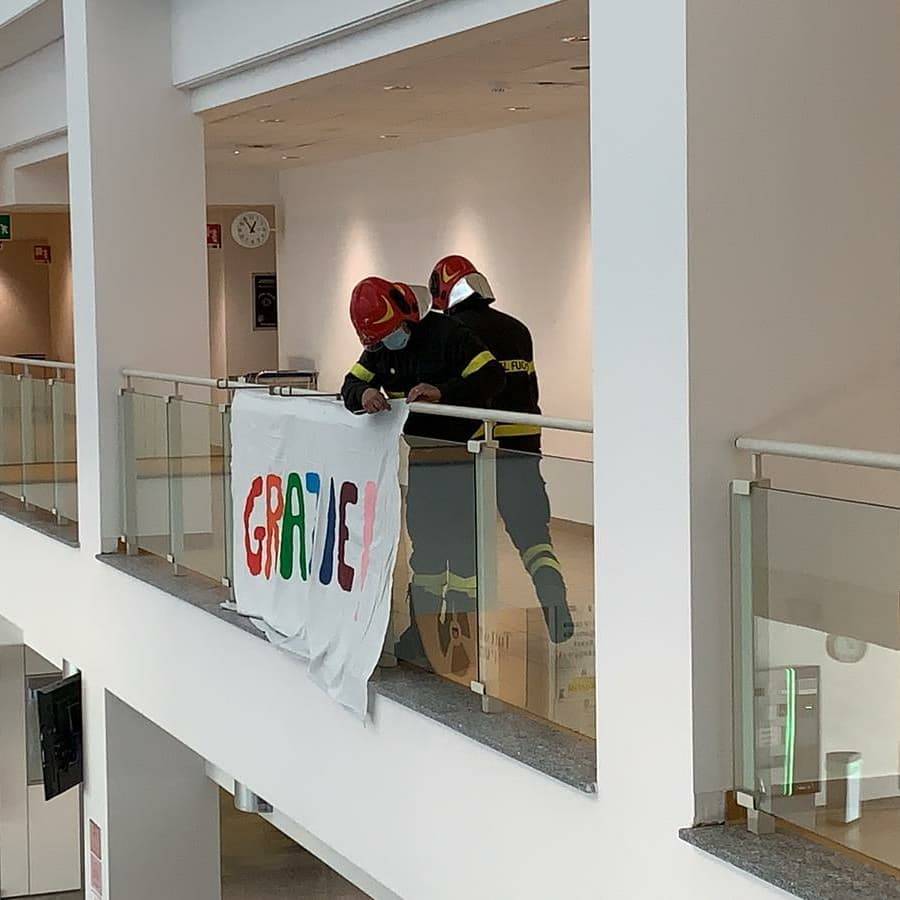 L'omaggio di Garbagnate Milanese al suo ospedale e al personale sanitario