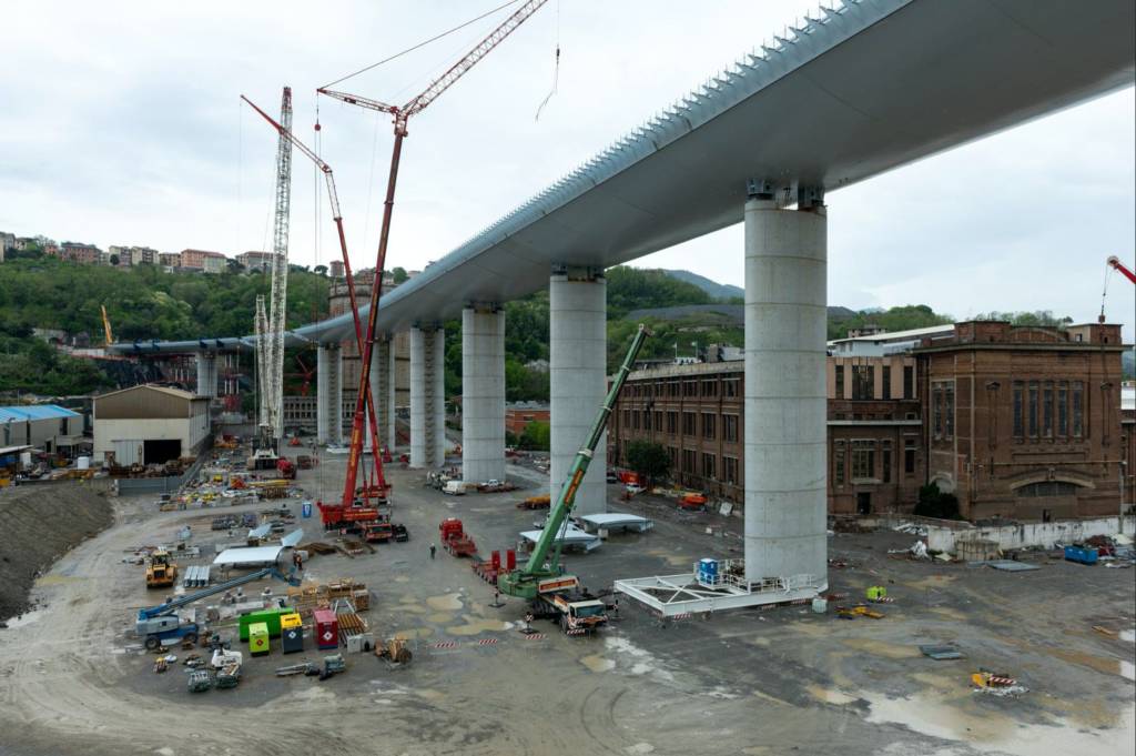 La costruzione del nuovo ponte di Genova