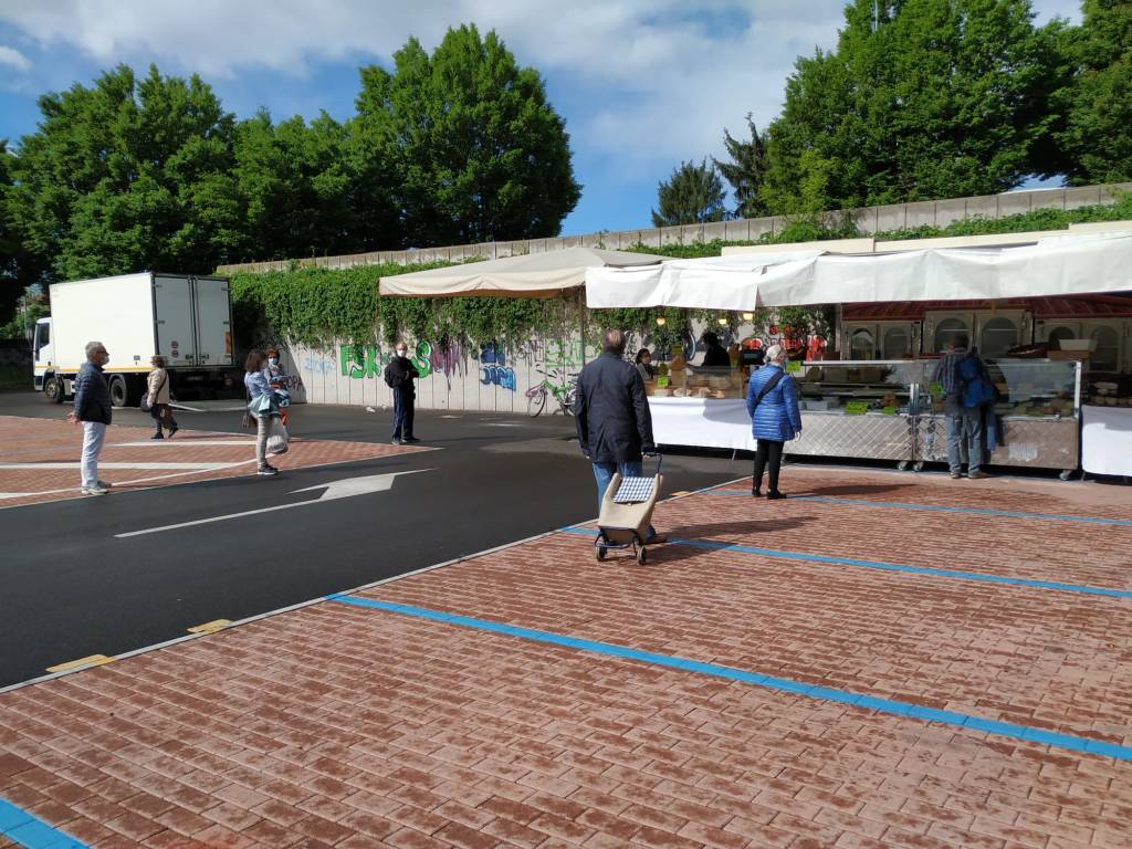Le bancarelle tornano in piazza: riparte il mercato di Saronno