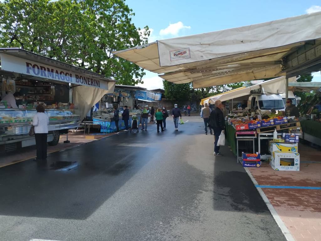 Le bancarelle tornano in piazza: riparte il mercato di Saronno