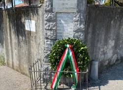 Le corone di fiori deposte a Casciago e Morosolo: una è stata rubata