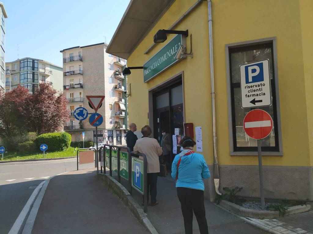 Primo giorno di distribuzione delle mascherine a Saronno