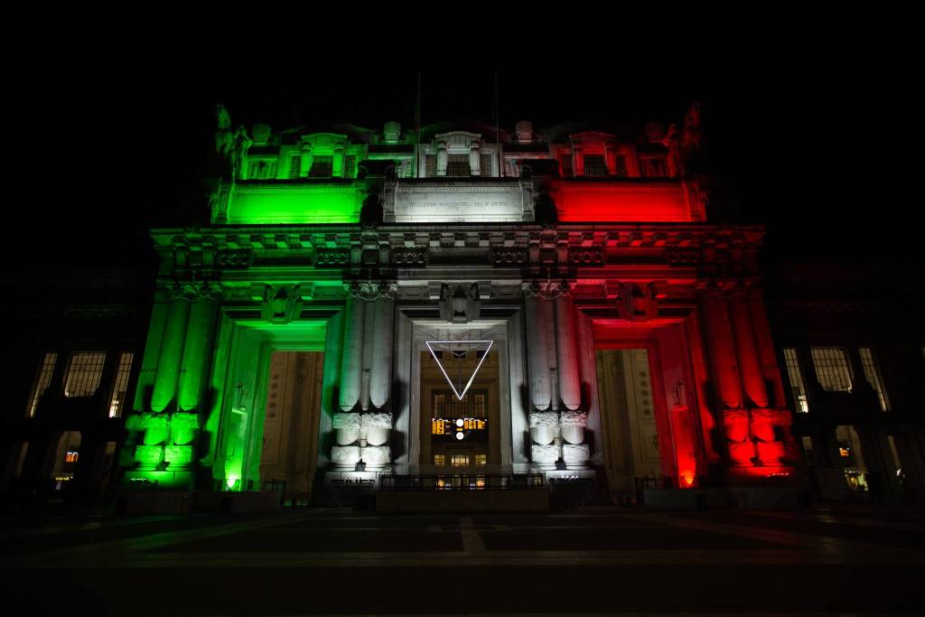 Stazione centrale di Milano illuminata - Coronavirus 