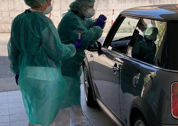 Test drive-through: tamponi direttamente dalle auto ai pazienti già dimessi al Pot di Bollate