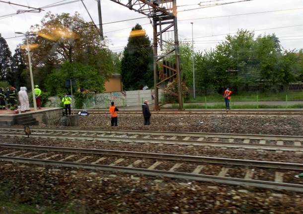 Tragedia sui binari a Caronno Pertusella