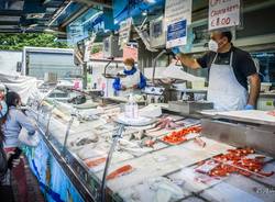 Un giro al mercato di Saronno (foto di Andrea Elli)