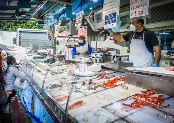 Un giro al mercato di Saronno (foto di Andrea Elli)