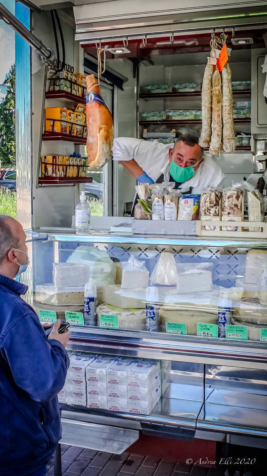 Un giro al mercato di Saronno (foto di Andrea Elli)
