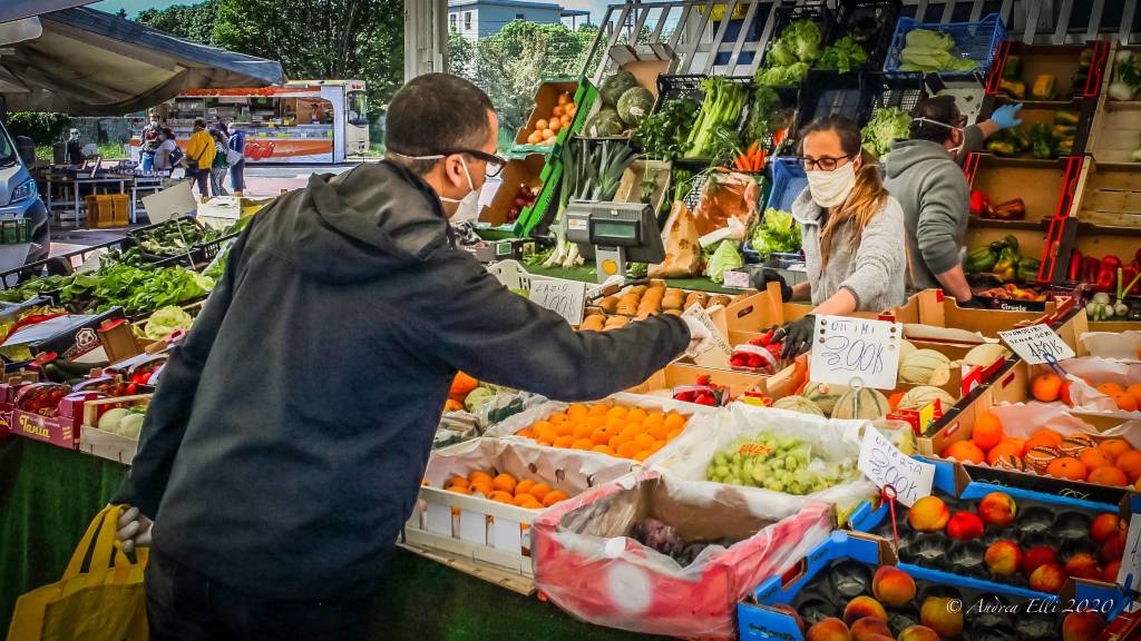 Un giro al mercato di Saronno (foto di Andrea Elli)