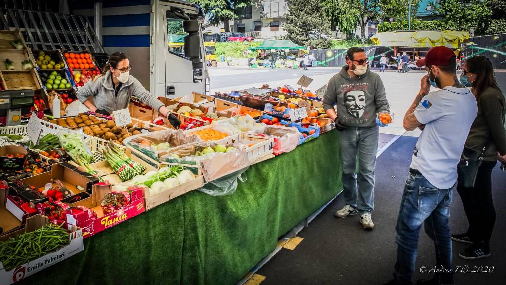 Un giro al mercato di Saronno (foto di Andrea Elli)