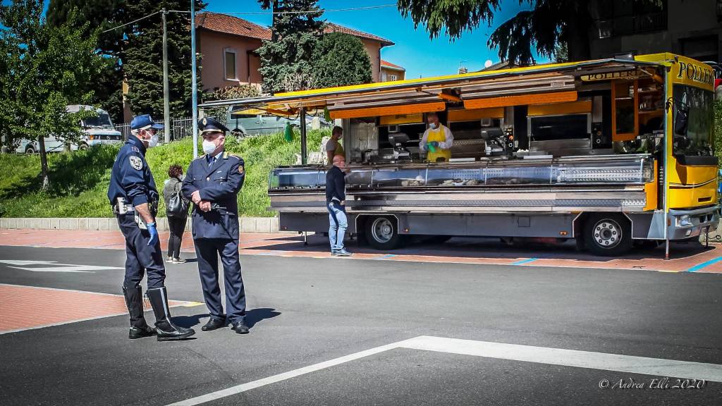 Un giro al mercato di Saronno (foto di Andrea Elli)