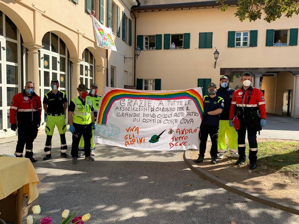 Uova di Pasqua, tulipani e tablet in dono agli anziani della RSA Corte Cova di Caronno Pertusella