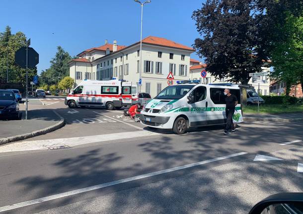 Cade dalla moto a Castellanza