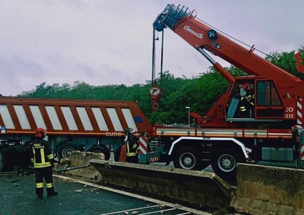 Camion sfonda le barriere in 336