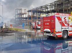 L\'incendio in una fabbrica di Porto Marghera