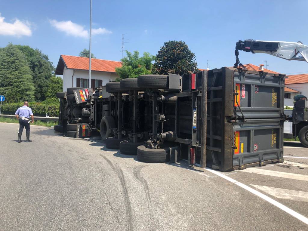 Camion ribaltato a Gallarate