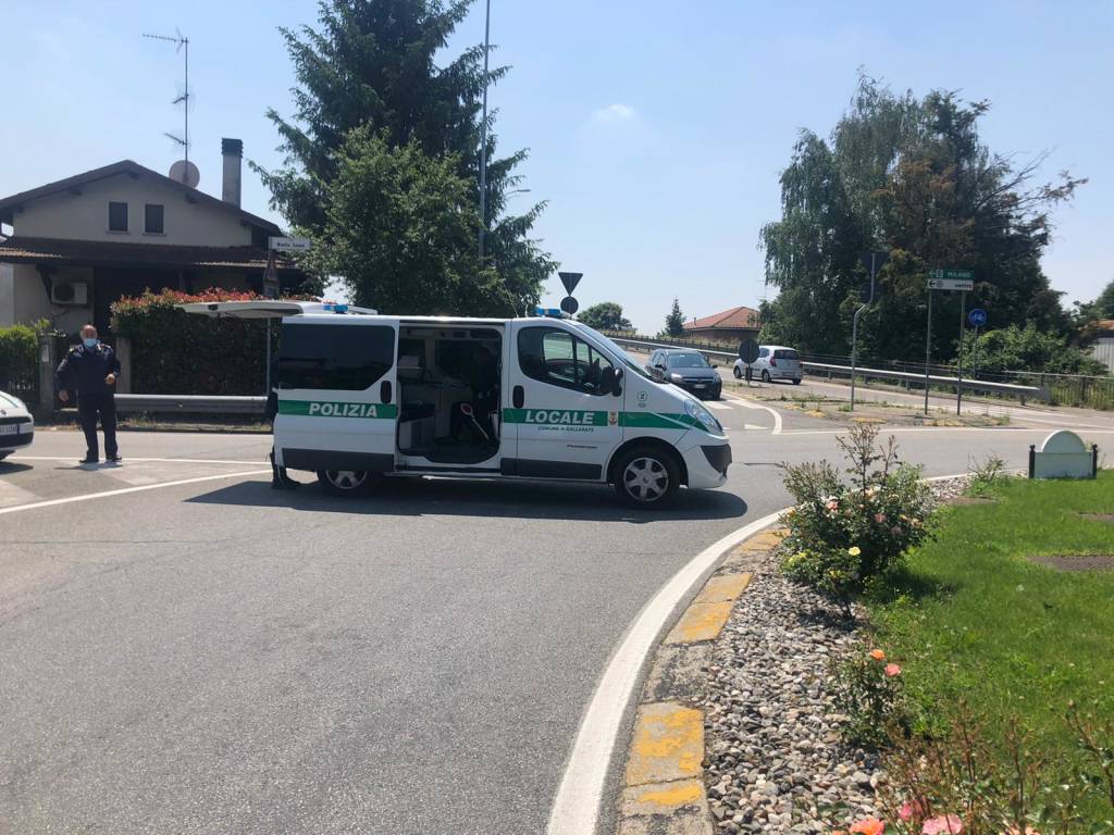 Camion ribaltato a Gallarate