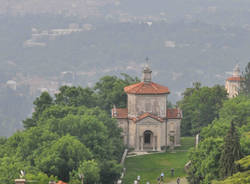 Riprende la salita al Sacro Monte per il Rosario