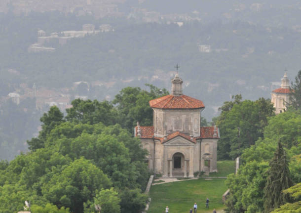 Riprende la salita al Sacro Monte per il Rosario