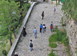 Riprende la salita al Sacro Monte per il Rosario