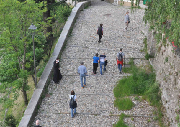 Riprende la salita al Sacro Monte per il Rosario