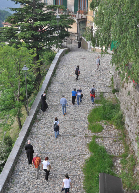 Riprende la salita al Sacro Monte per il Rosario