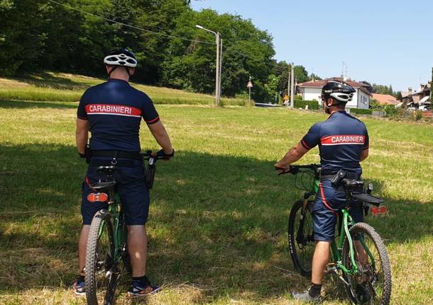 Carabinieri ciclisti controllano i boschi fra Tradate e Appiano Gentile