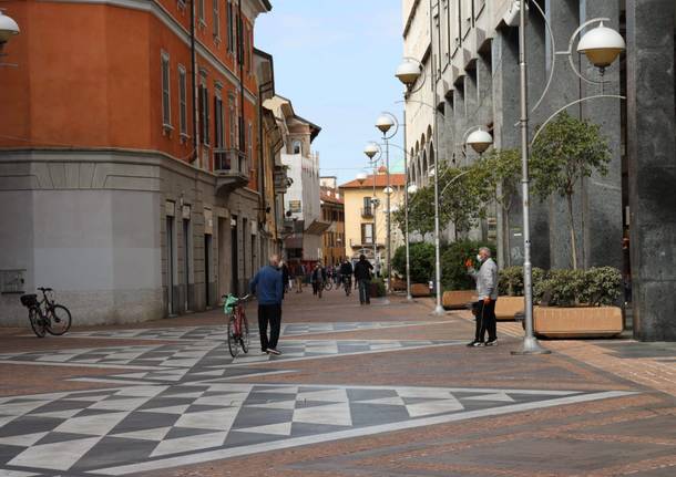 Il Centro Di Busto Arsizio Si Ripopola Code Ordinate E Qualche Bar Aperto Per L Asporto