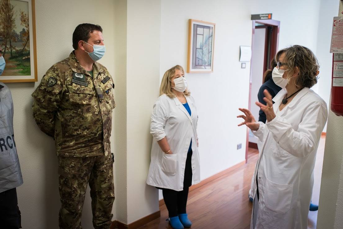 I militari della base Nato di Solbiate Olona impegnati nella sanificazione dell'ospedale di Saronno