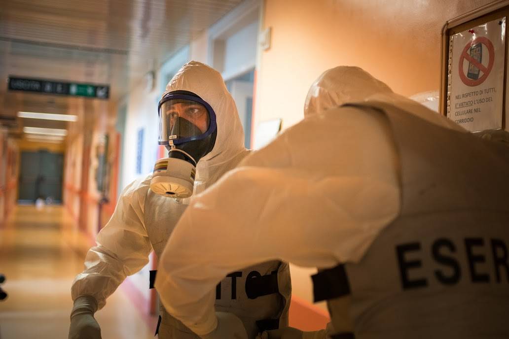 I militari della base Nato di Solbiate Olona impegnati nella sanificazione dell'ospedale di Saronno