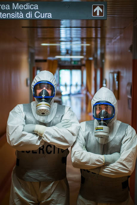 I militari della base Nato di Solbiate Olona impegnati nella sanificazione dell'ospedale di Saronno