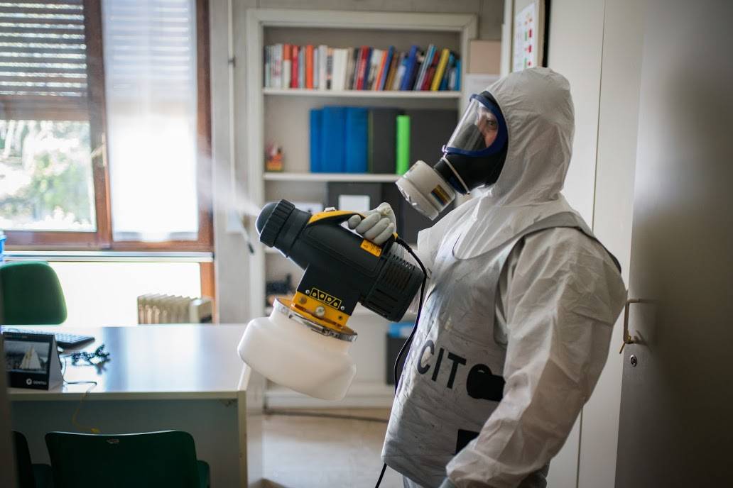 I militari della base Nato di Solbiate Olona impegnati nella sanificazione dell'ospedale di Saronno