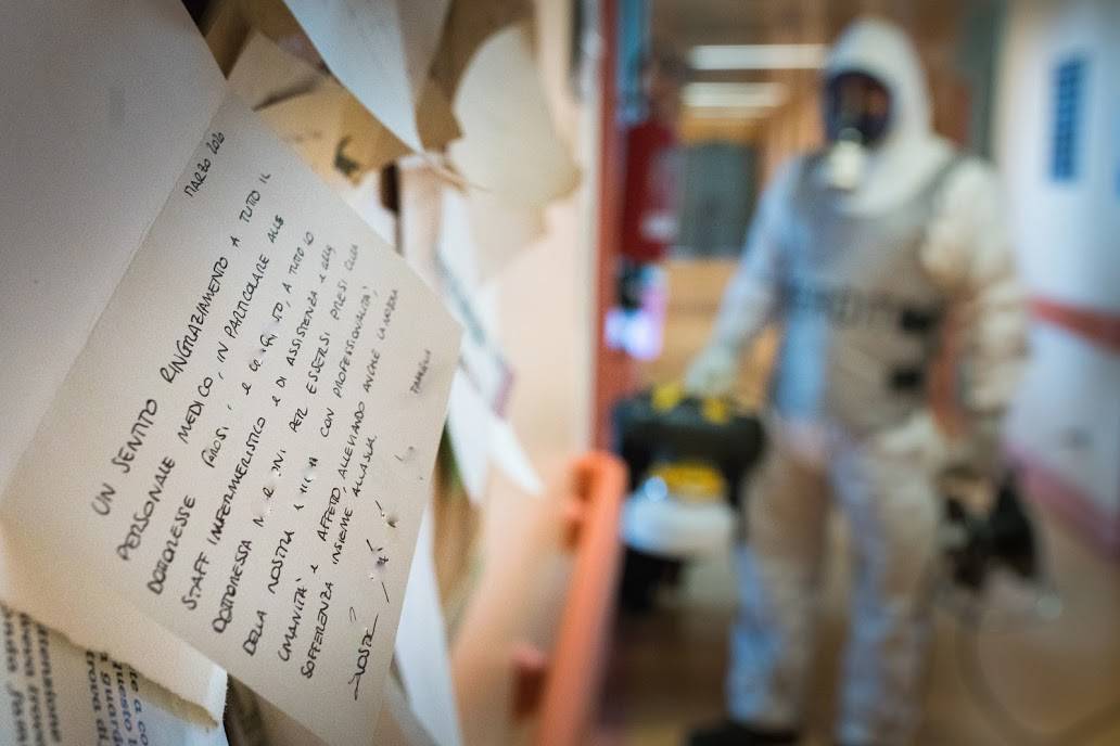 I militari della base Nato di Solbiate Olona impegnati nella sanificazione dell'ospedale di Saronno