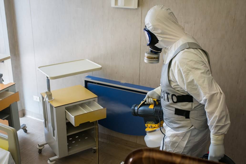 I militari della base Nato di Solbiate Olona impegnati nella sanificazione dell'ospedale di Saronno