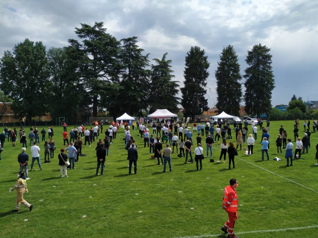L'ultimo saluto ad Andrea Rinaldi al campo sportivo di Cermenate
