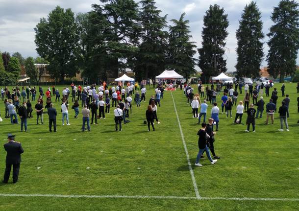 L'ultimo saluto ad Andrea Rinaldi al campo sportivo di Cermenate