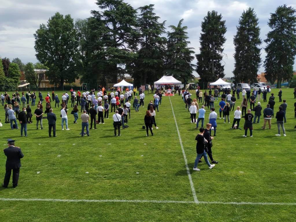 L'ultimo saluto ad Andrea Rinaldi al campo sportivo di Cermenate