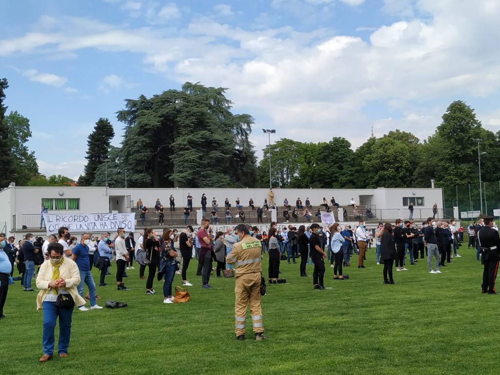 L'ultimo saluto ad Andrea Rinaldi al campo sportivo di Cermenate