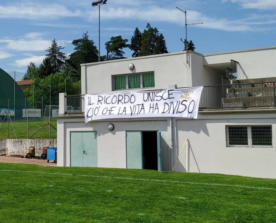 L'ultimo saluto ad Andrea Rinaldi al campo sportivo di Cermenate